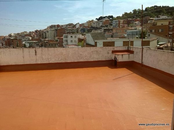 Impermeabilización con poliurea rojo de un terrado